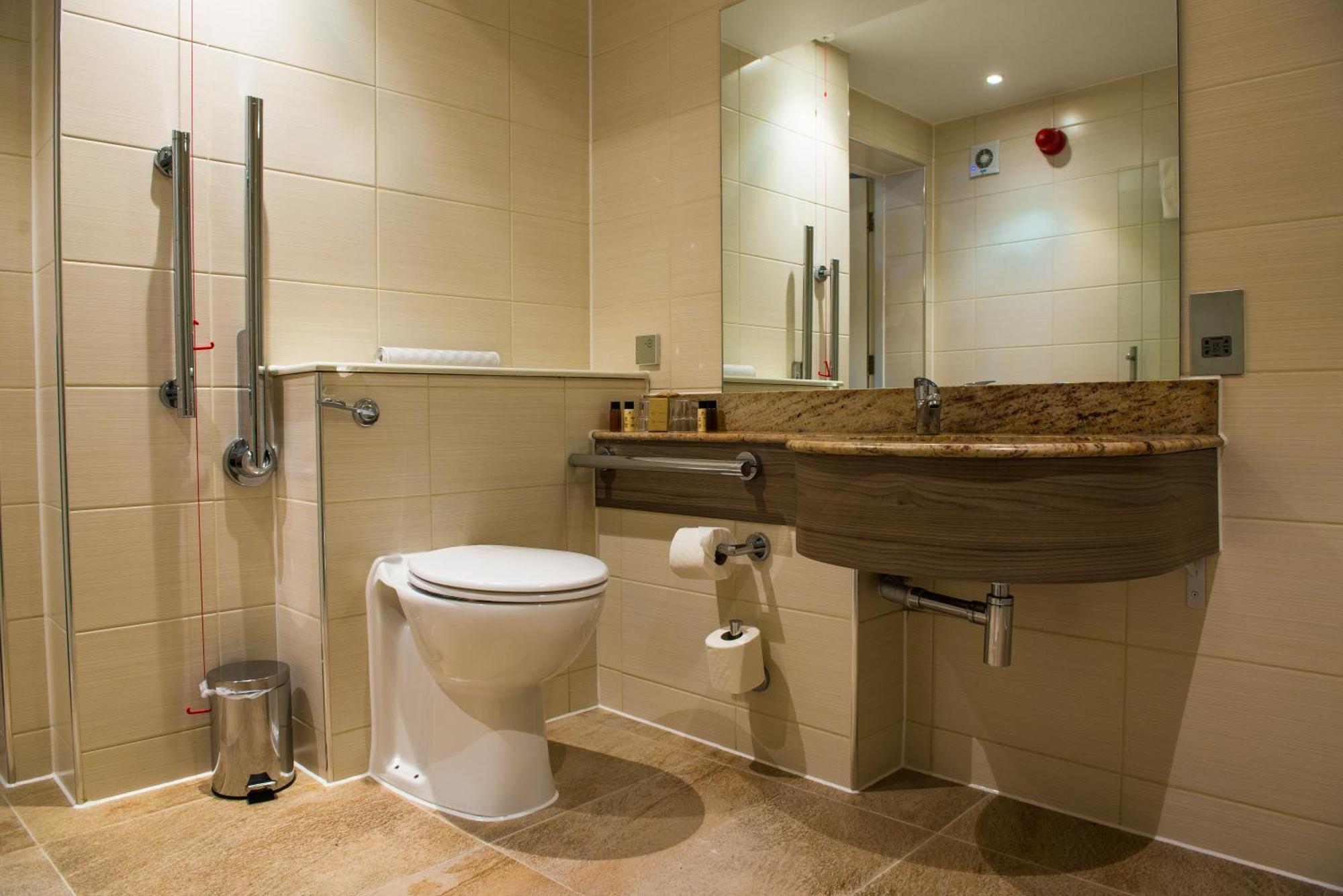 Judge'S Lodging York Bagian luar foto A disabled toilet with a disabled shower