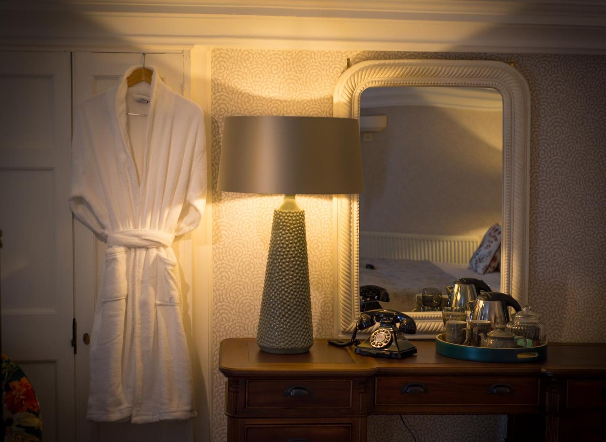 Judge'S Lodging York Bagian luar foto A bathrobe hanging on a door