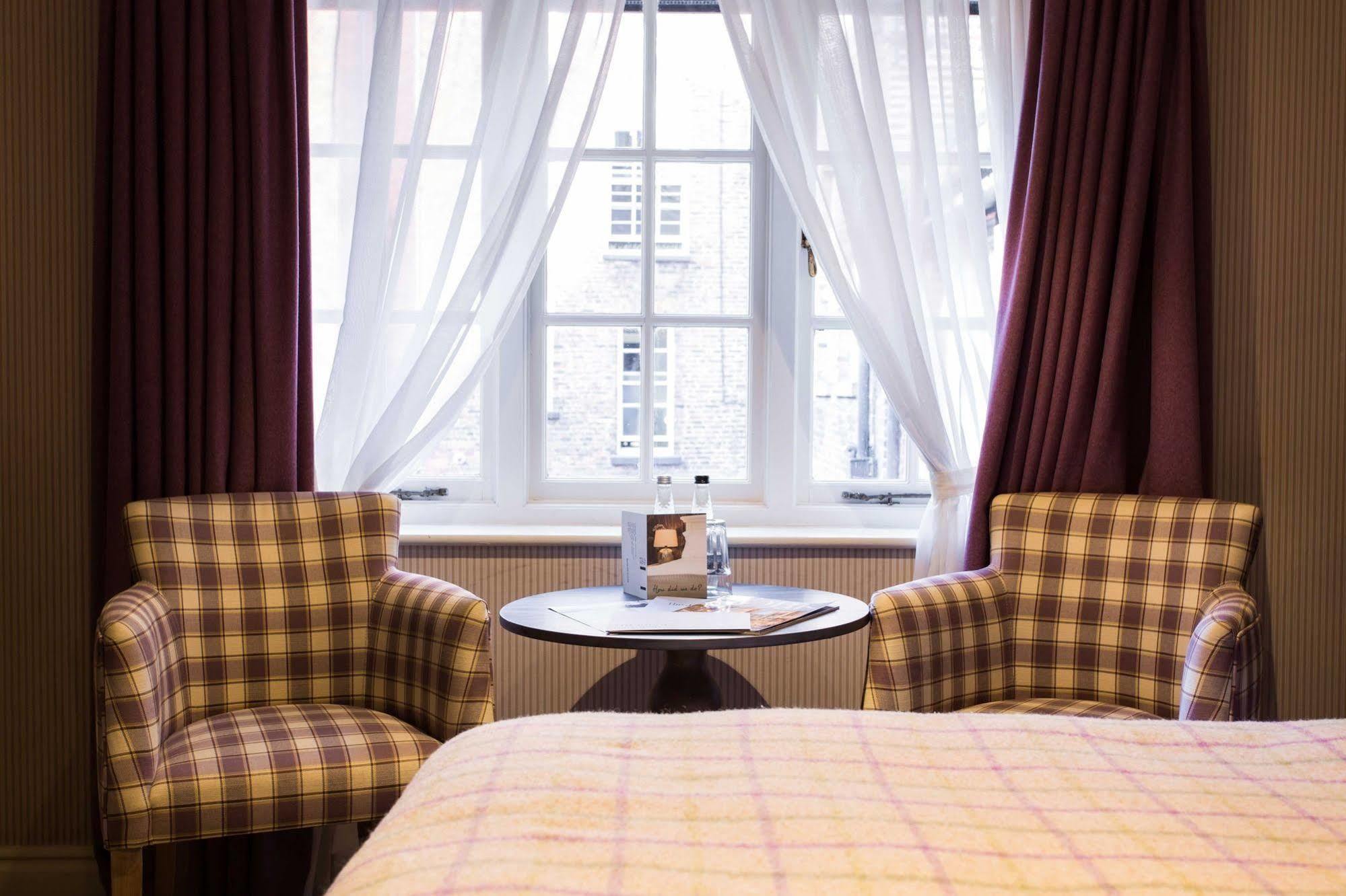 Judge'S Lodging York Bagian luar foto A room at the hotel
