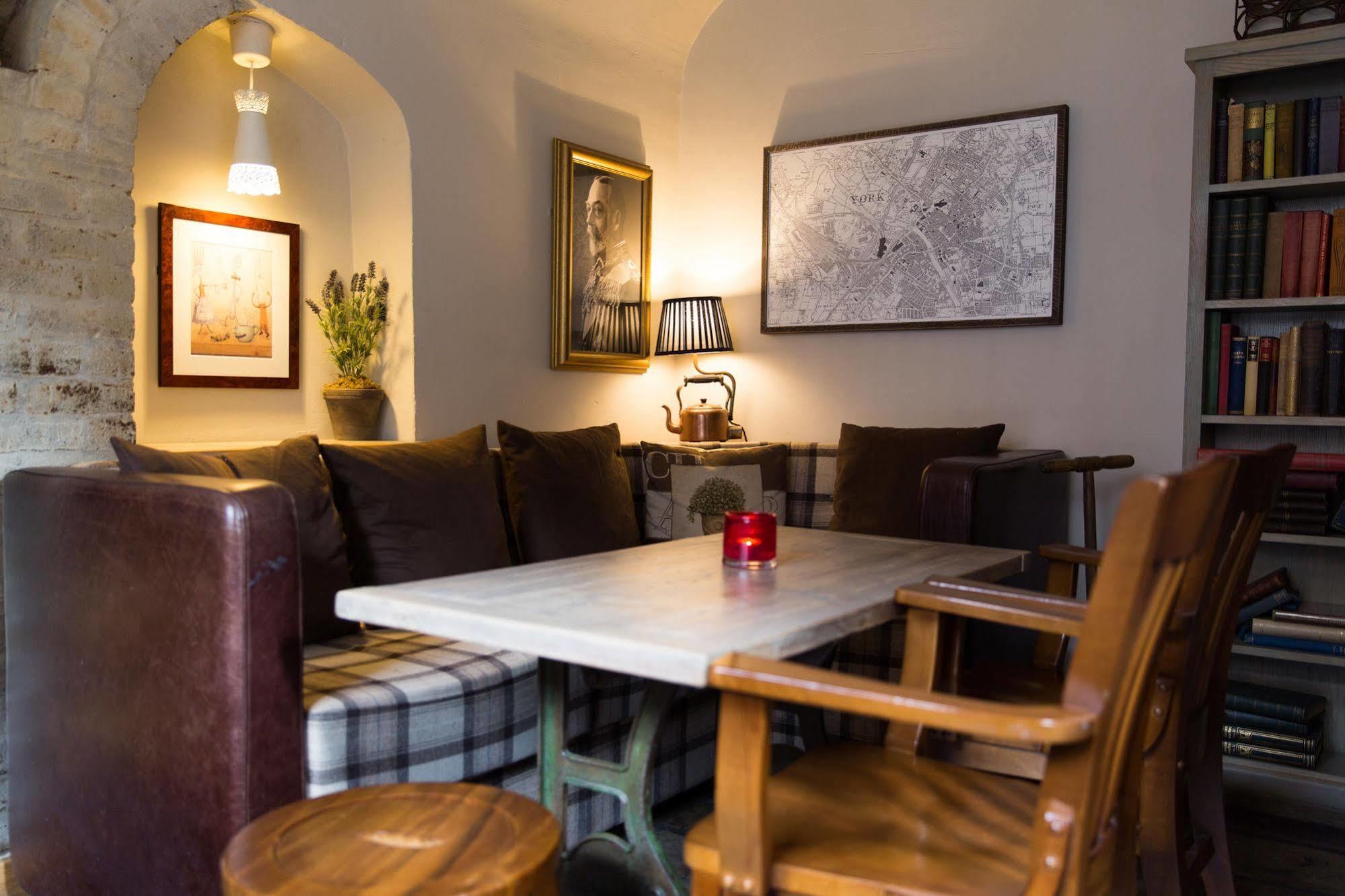 Judge'S Lodging York Bagian luar foto The interior of the Old Blind Dogs