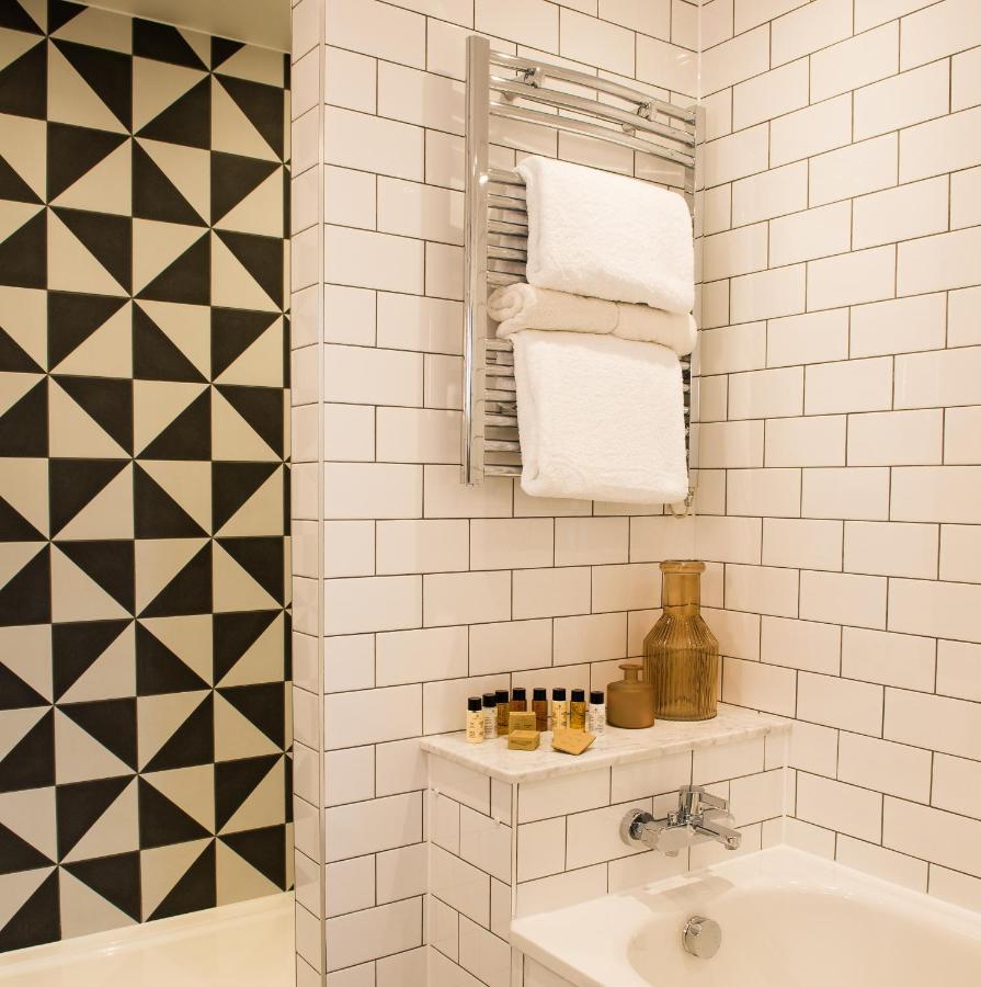 Judge'S Lodging York Bagian luar foto Metro tiles in a bathroom