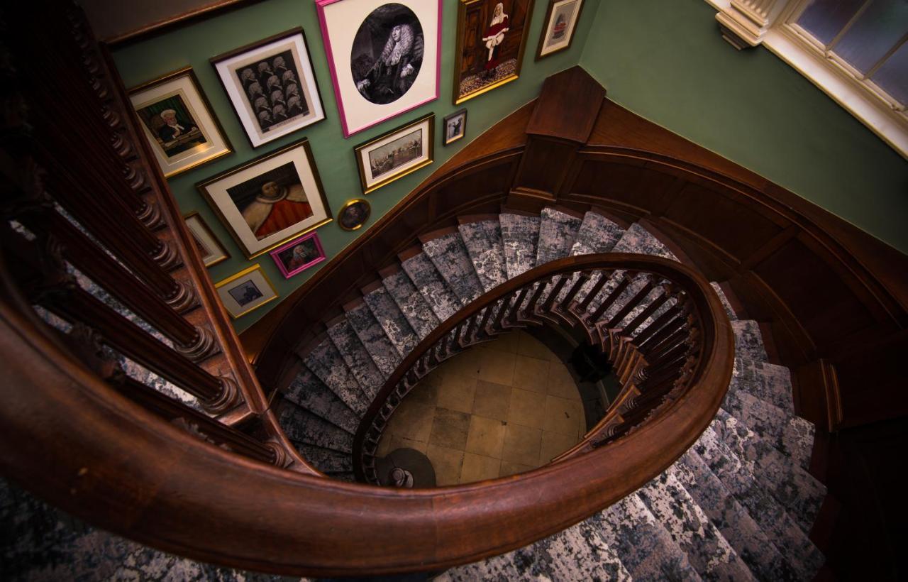 Judge'S Lodging York Bagian luar foto The spiral staircase
