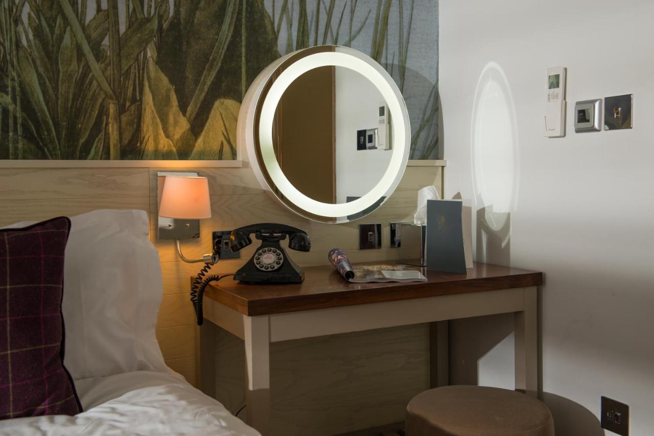 Judge'S Lodging York Bagian luar foto A circular mirror with a light ring